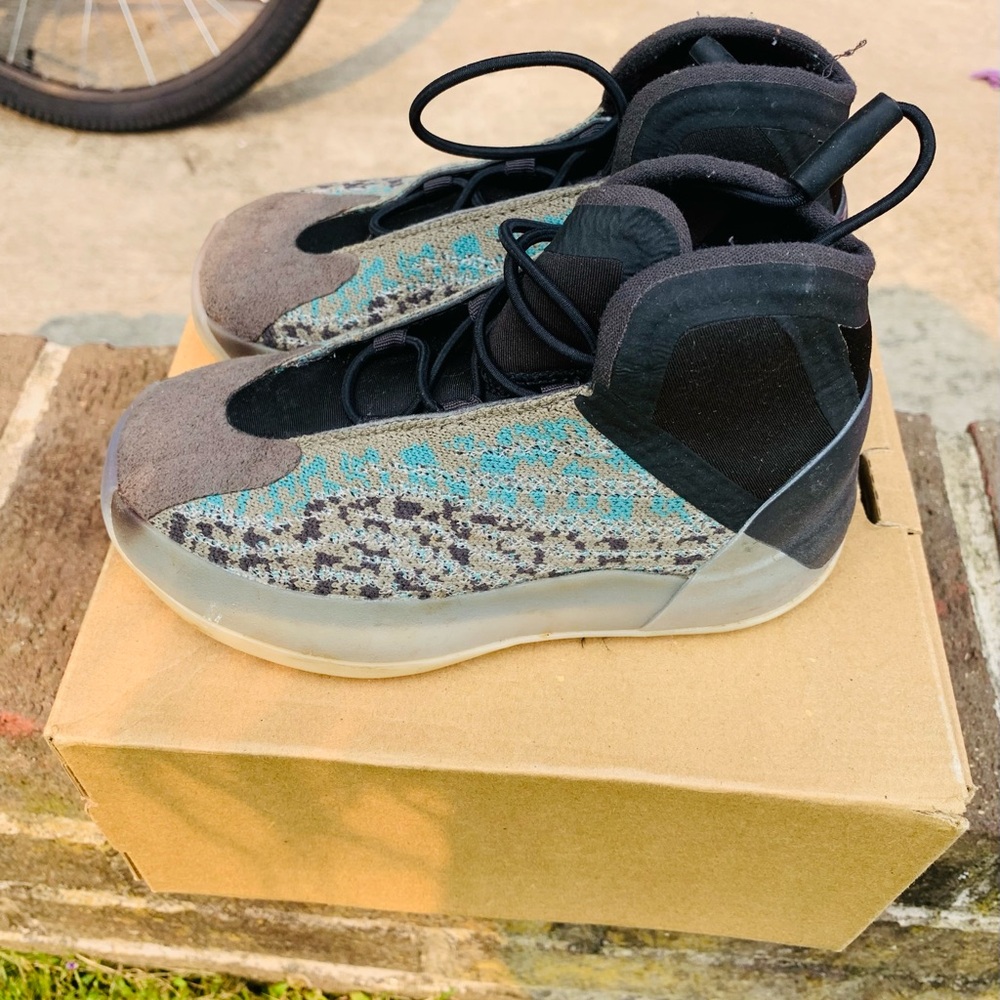 Yeezy QNTM kids shoe size 10 toddler’s grey and teal like new.